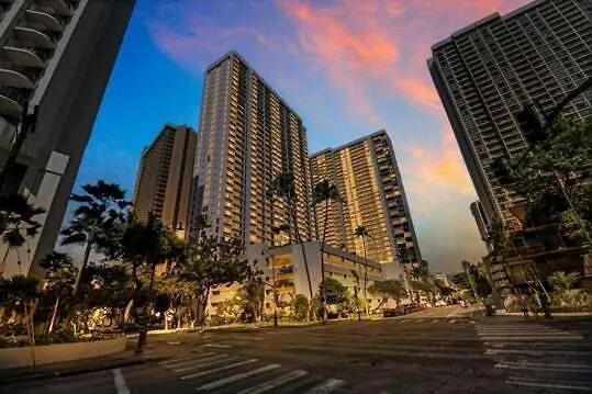 Apartment Steps To Waikiki Beach! Ocean View Condo + Free Parking Honolulu