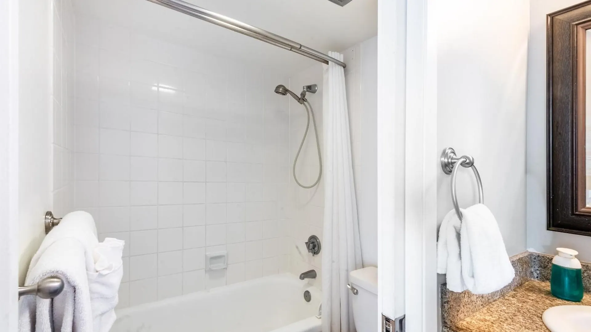 Steps To Waikiki Beach! Ocean View Condo + Free Parking Honolulu