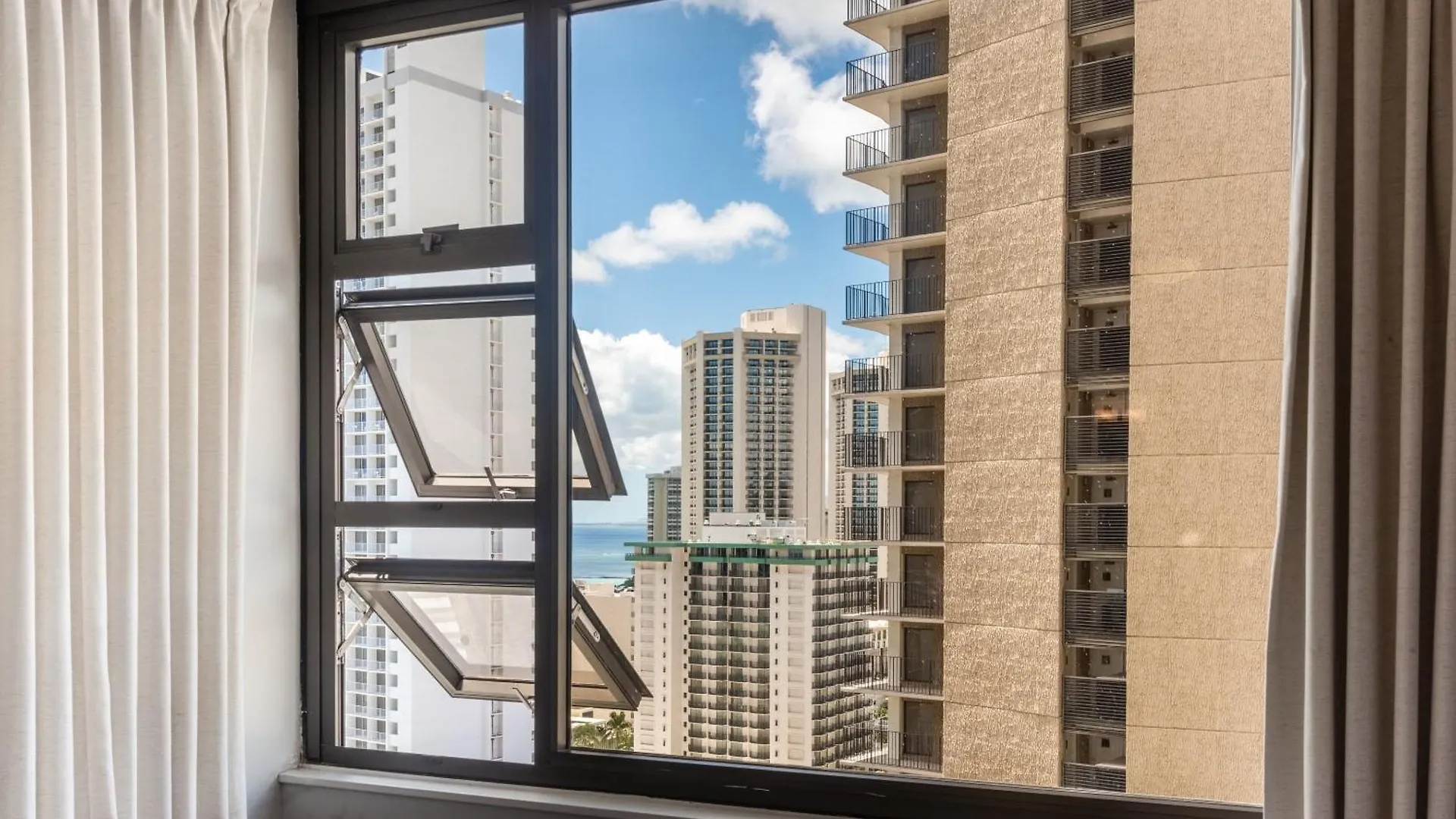 Steps To Waikiki Beach! Ocean View Condo + Free Parking Honolulu