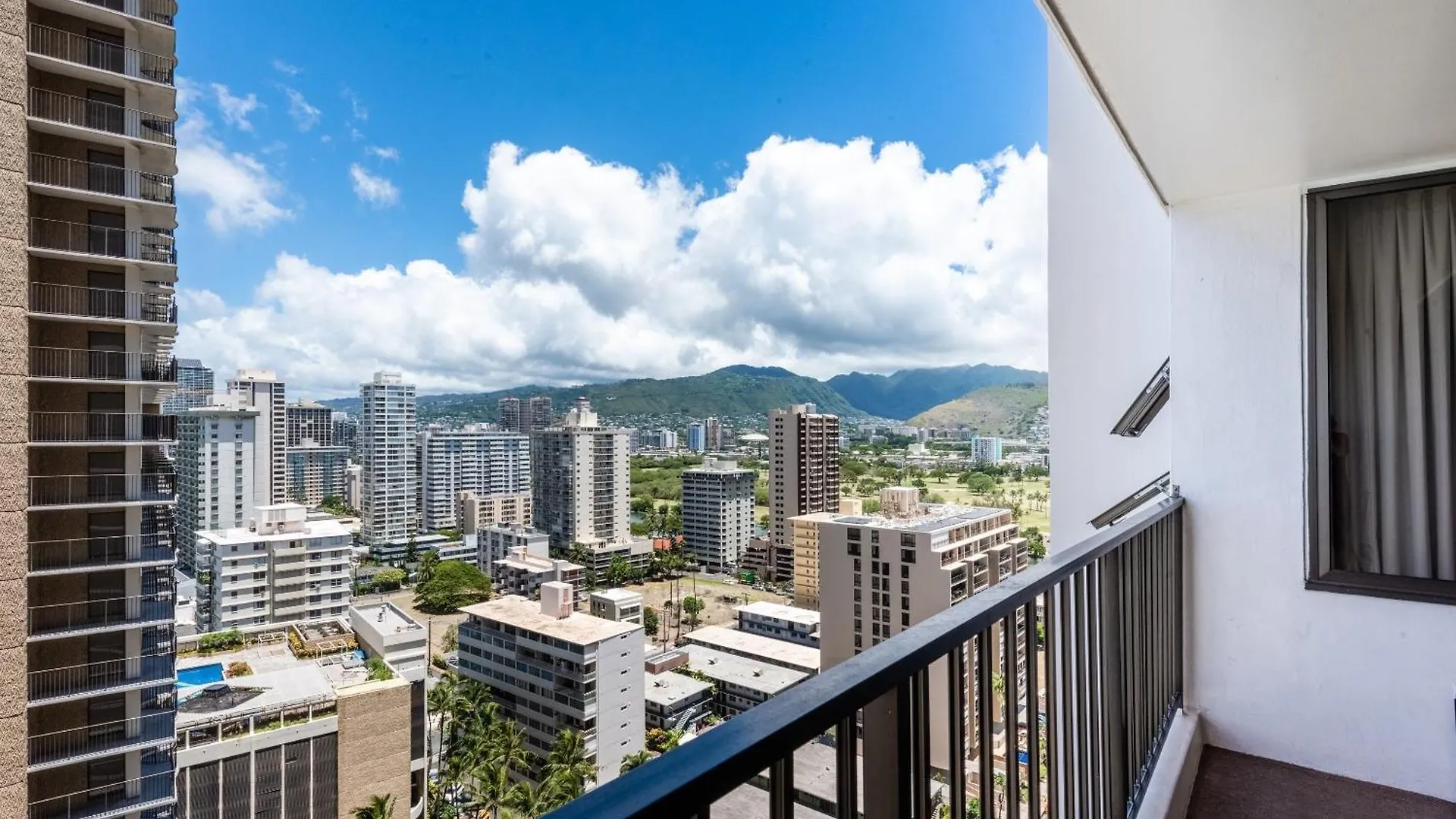 Apartment Steps To Waikiki Beach! Ocean View Condo + Free Parking Honolulu